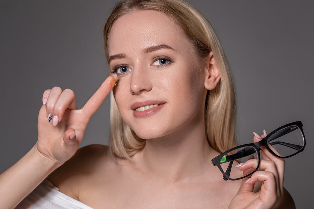 women with contact lens
