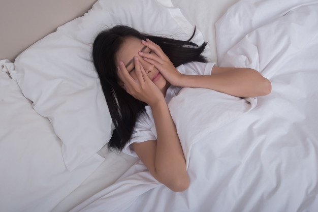 sleeping with contact lenses