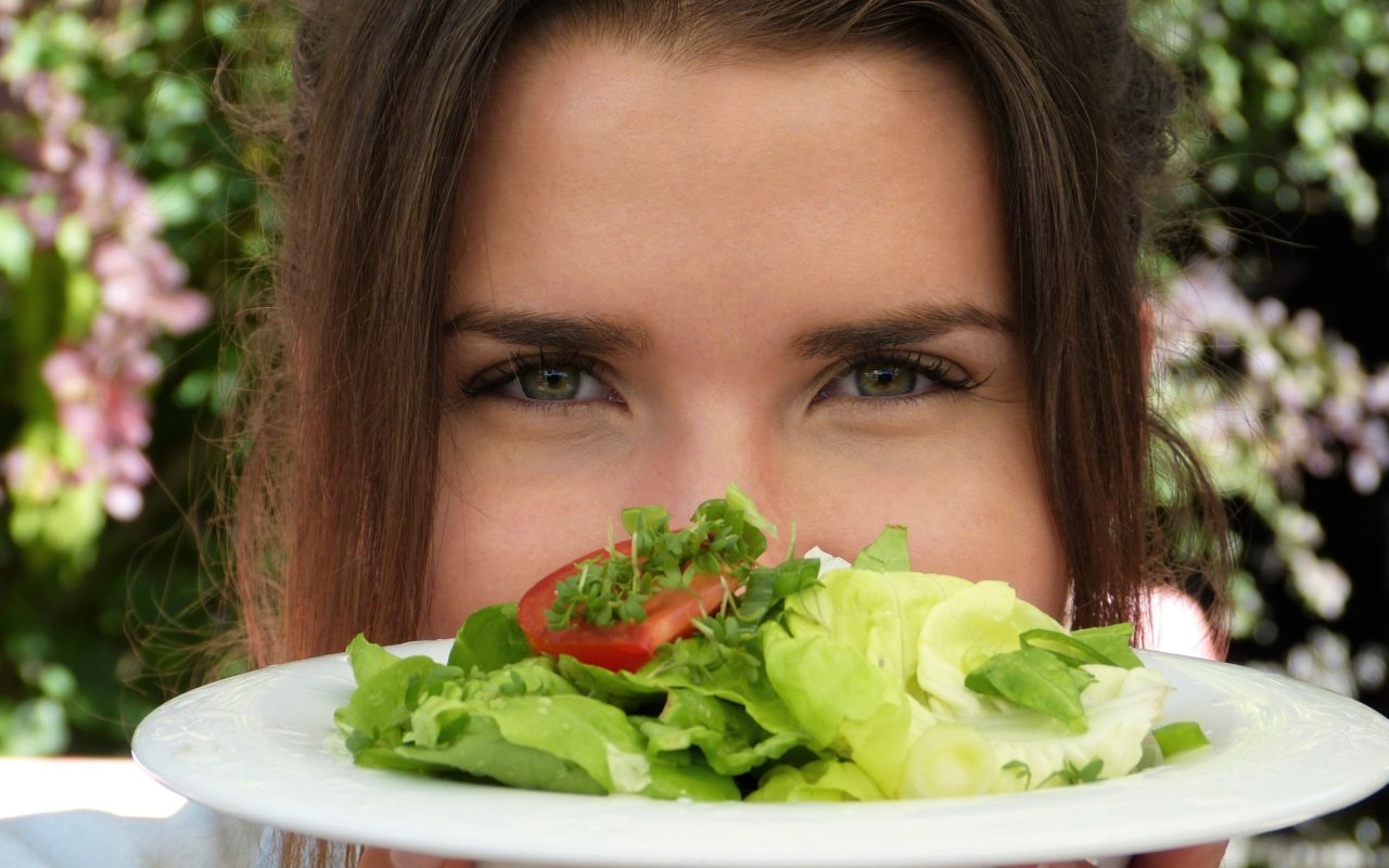 Cure astigmatism naturally by eating the right food and following a healthy lifestyle