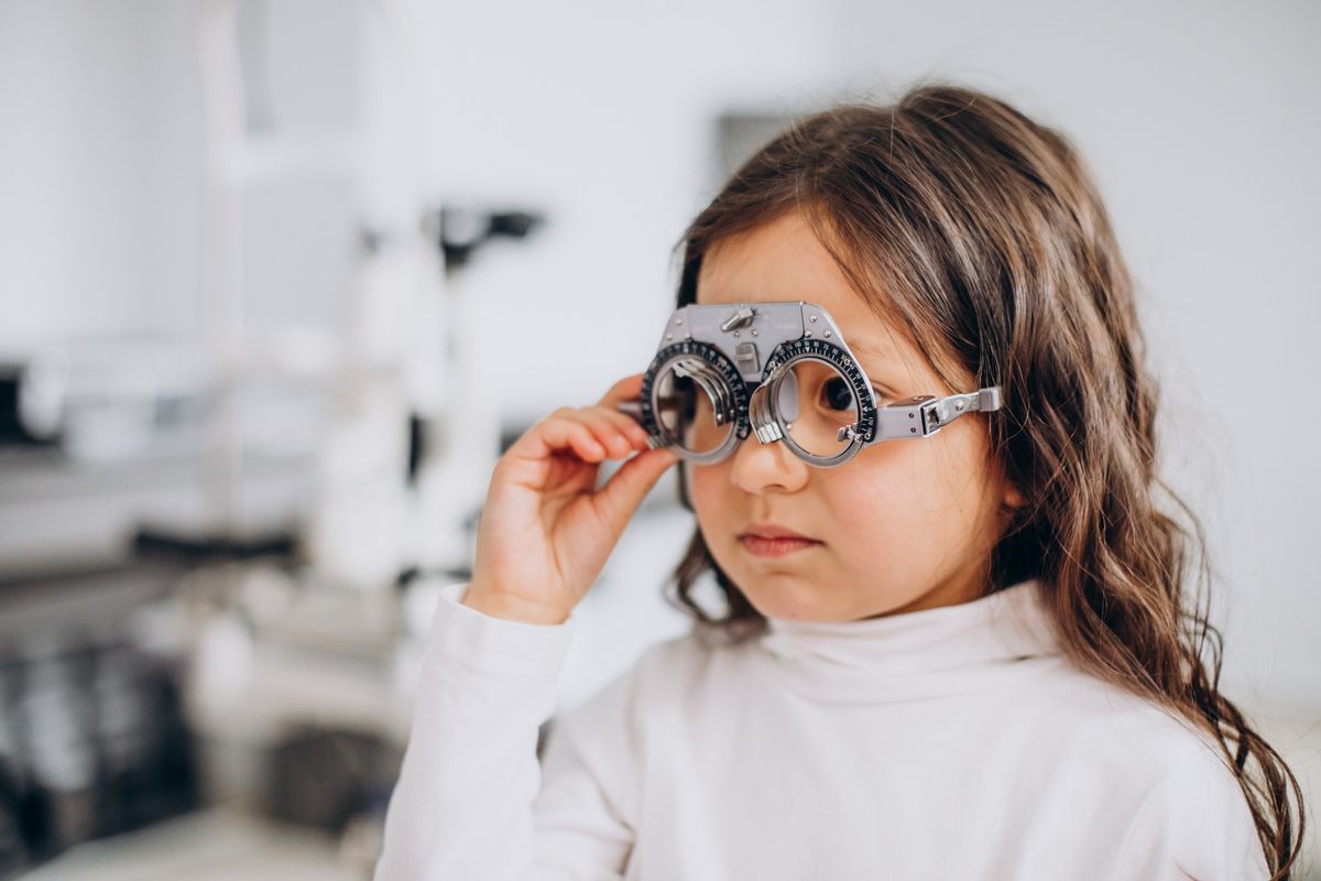 What Are the Signs & Symptoms of Farsightedness? What Are the Signs & Symptoms of Farsightedness?